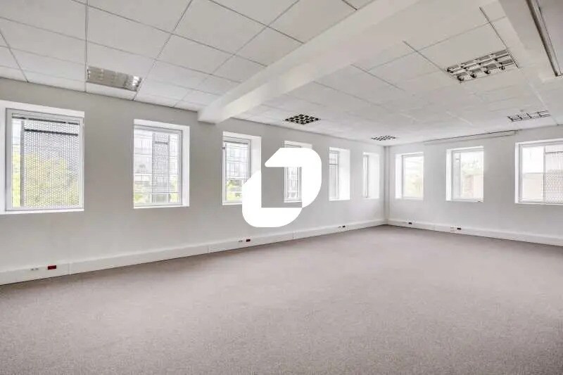 8 Square Isaac Newton, Montigny-le-Bretonneux for lease - Building Photo - Image 3 of 24