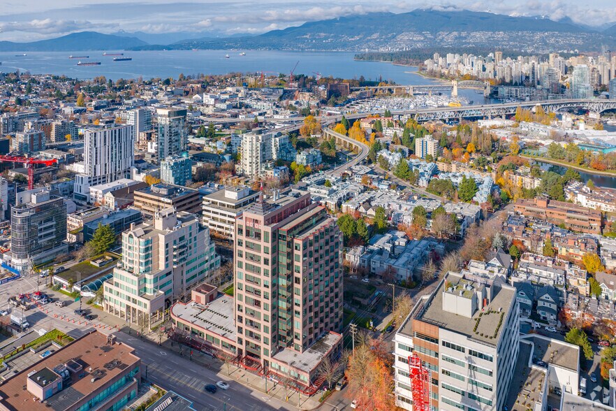 1333 W Broadway, Vancouver, BC à louer - Photo du bâtiment - Image 3 de 5