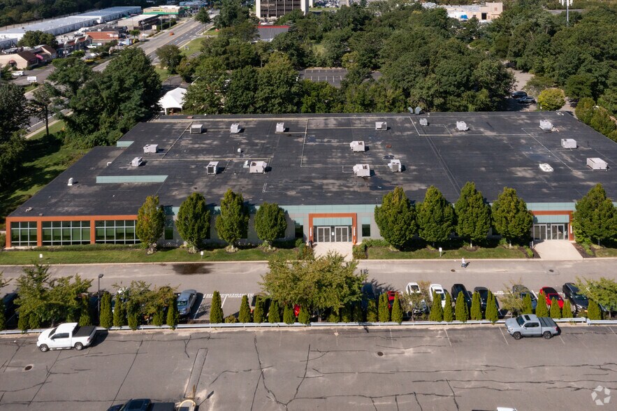 360 Motor Pky, Hauppauge, NY à louer - Photo du bâtiment - Image 3 de 11