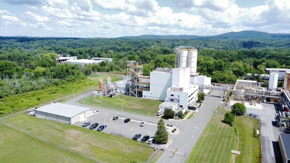 7 Schoolhouse Ln, Waterford, NY à vendre - Photo du bâtiment - Image 2 de 15