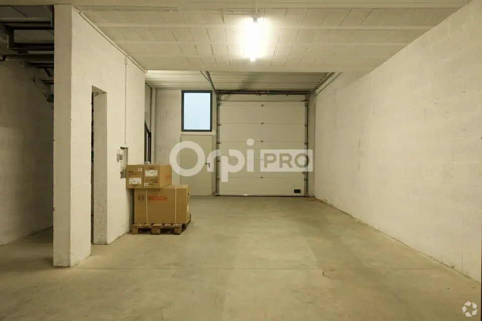 Office in Vénissieux for lease Interior Photo- Image 1 of 2