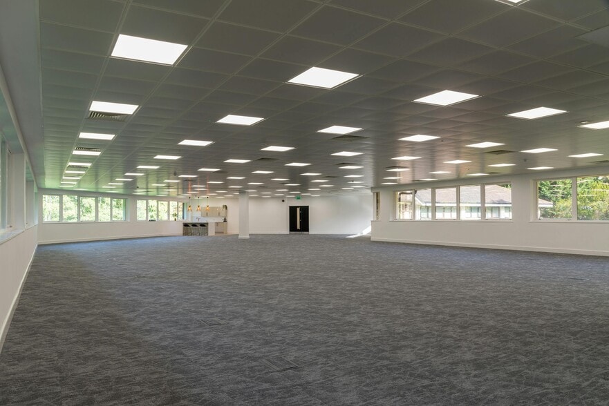 Grange Dr, Southampton for lease - Interior Photo - Image 2 of 34