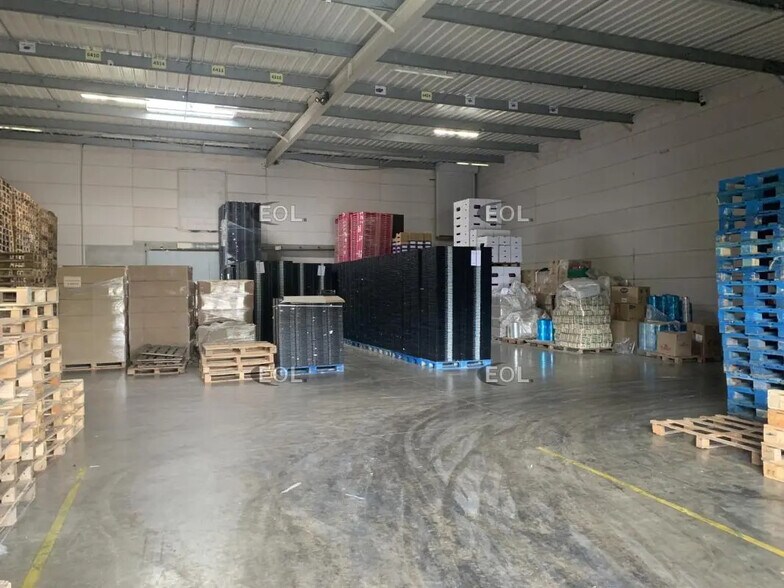 Flex in Châteaurenard for lease - Interior Photo - Image 2 of 9