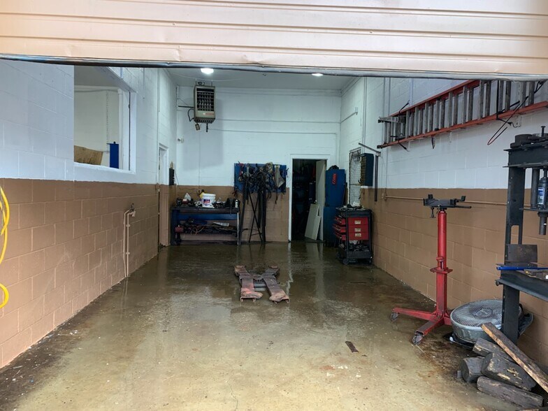 5703 Fleet Ave, Cleveland, OH à vendre - Photo du bâtiment - Image 2 de 15