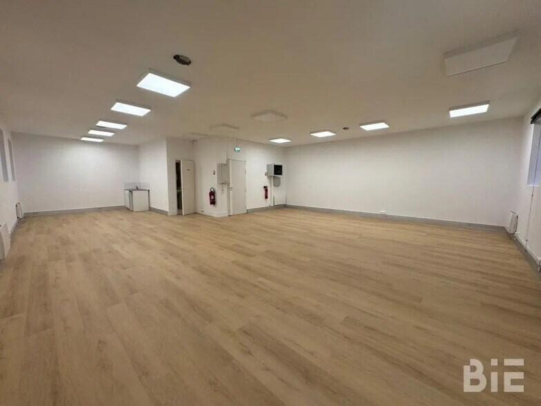 Office in Bordeaux for lease - Interior Photo - Image 3 of 7