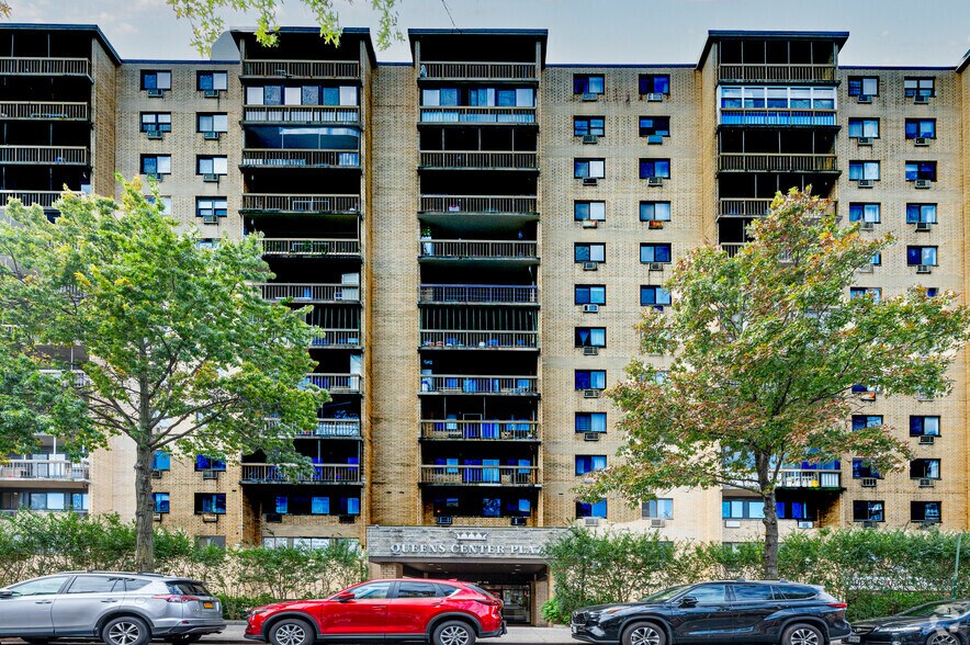 8708 Justice Ave, Elmhurst, NY à vendre - Photo du bâtiment - Image 2 de 12