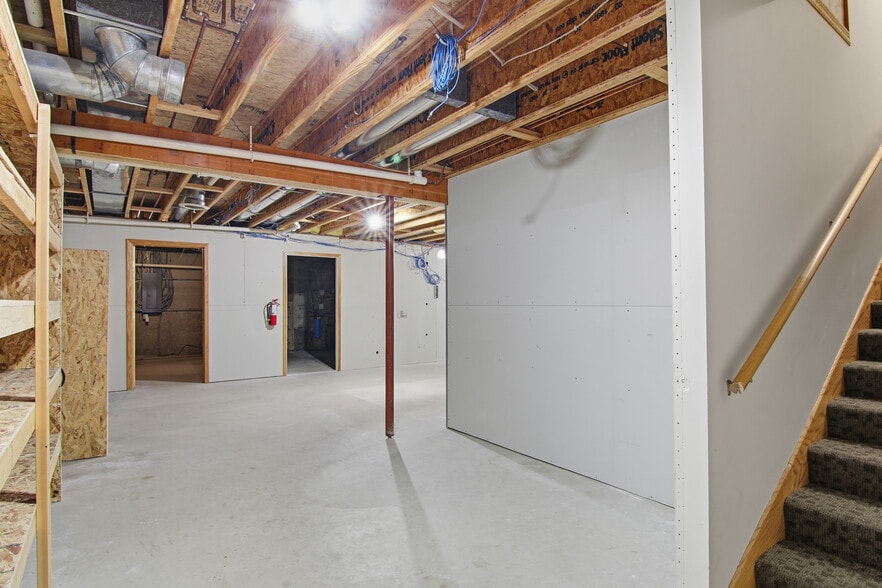 1813 Wilson St, Menomonie, WI à vendre - Photo du bâtiment - Image 2 de 38