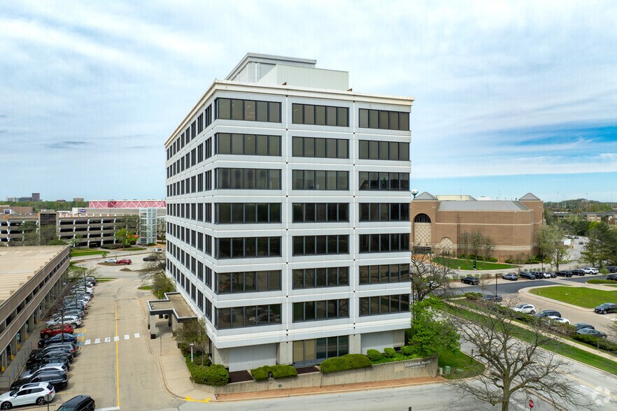 1200 Harger Rd, Oak Brook, IL à louer - Photo du bâtiment - Image 2 de 19
