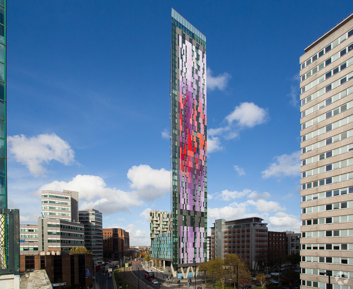 Saffron Sq, Croydon for sale - Building Photo - Image 2 of 7