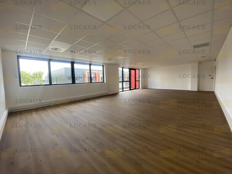 Flex in Éragny for lease - Interior Photo - Image 2 of 21