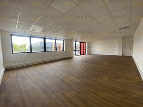 Flex in Éragny for lease Interior Photo- Image 2 of 16