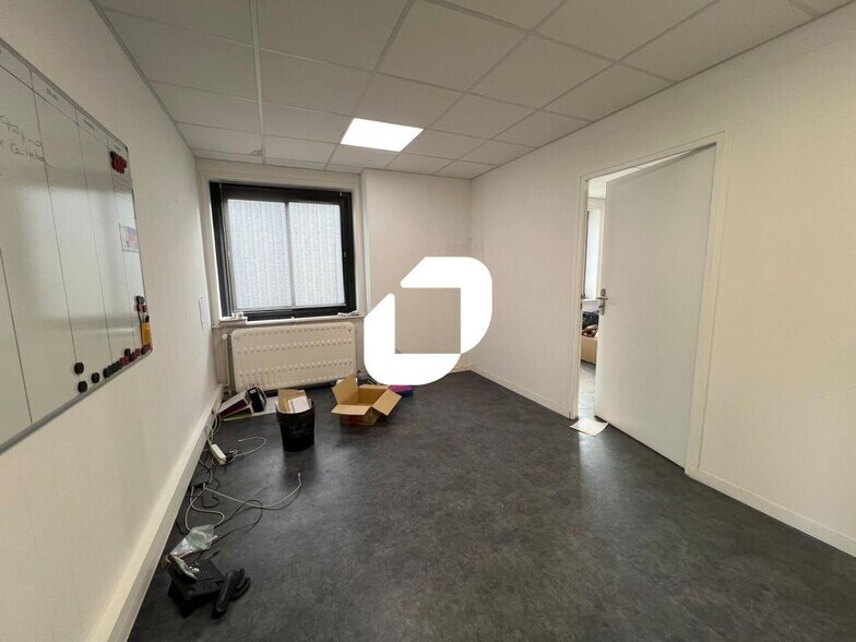 Office in Fretin for lease - Interior Photo - Image 3 of 10