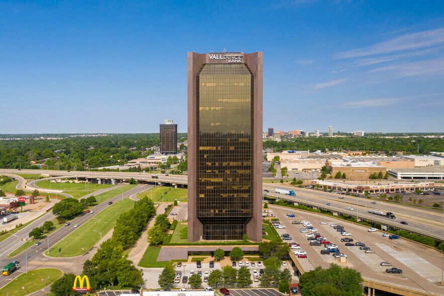 1601 NW Expressway, Oklahoma City, OK à louer - Vidéo aérienne - Image 2 de 15