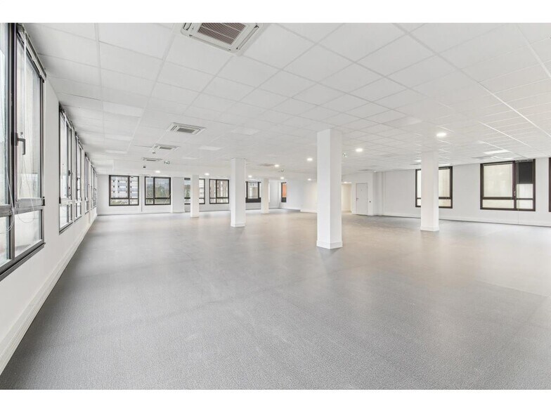 Office in Bagnolet for lease - Interior Photo - Image 2 of 11