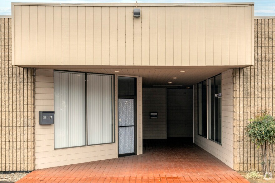 370 Mulberry Dr, San Marcos, CA à louer - Photo du bâtiment - Image 3 de 3