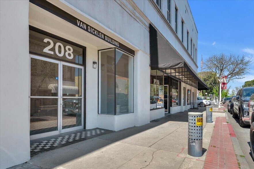 100 W 7th St, Hanford, CA à vendre - Photo du bâtiment - Image 3 de 20