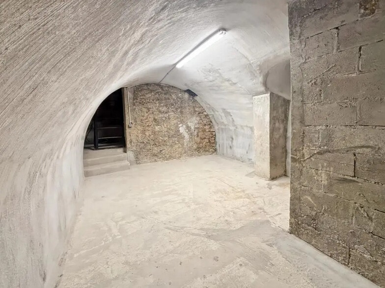 Retail in Paris for lease - Building Photo - Image 3 of 5