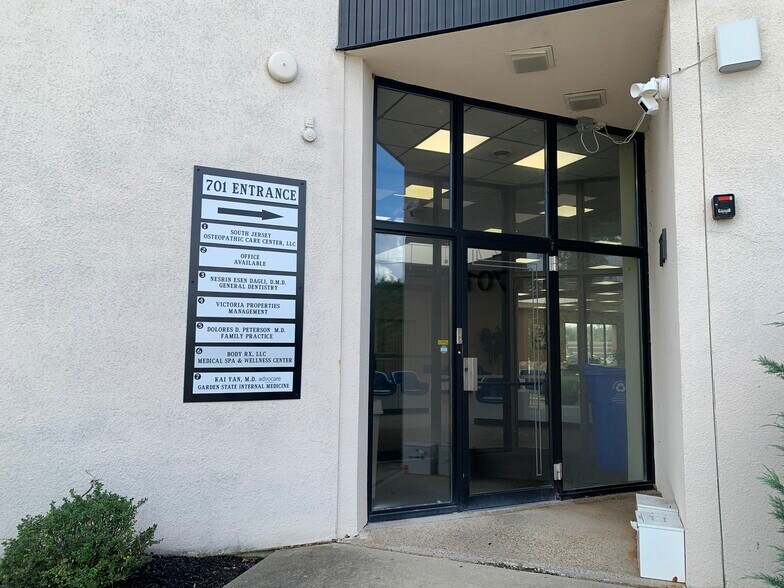 701 E Main St, Moorestown, NJ à louer - Photo du bâtiment - Image 3 de 8