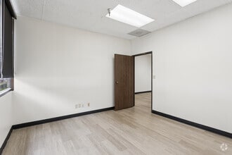 1661 N Raymond Ave, Anaheim, CA à louer Photo intérieure- Image 2 de 2