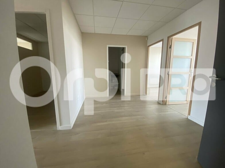 Office/Medical in Civrieux D Azergues for lease - Interior Photo - Image 1 of 10