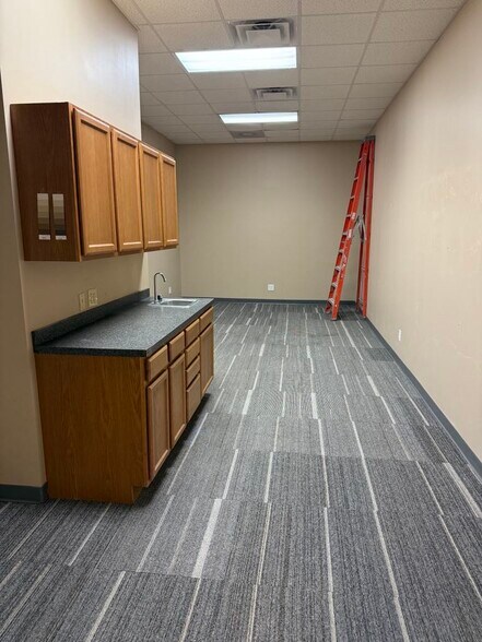 8200 Cody Dr, Lincoln, NE for lease - Interior Photo - Image 2 of 17