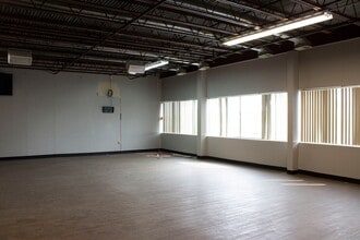 5001 Crown Manor Pl, Louisville, KY for lease Interior Photo- Image 2 of 3