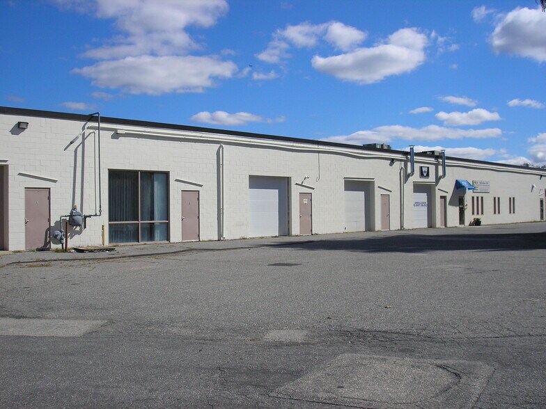 4 Bud Way, Nashua, NH à louer - Photo du bâtiment - Image 3 de 4