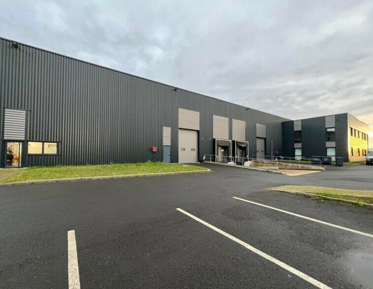 Flex in Lieusaint for lease - Building Photo - Image 3 of 4