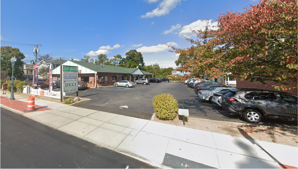 117 Main St, East Islip, NY à vendre - Photo du bâtiment - Image 2 de 4