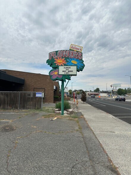 1177 Lee Blvd, Richland, WA à louer - Photo du bâtiment - Image 2 de 9