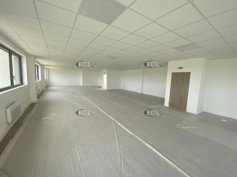 Flex in Aubergenville for lease - Building Photo - Image 3 of 8