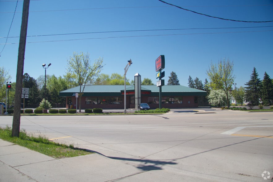 1402 Liberty Ave, Beloit, WI for lease - Building Photo - Image 1 of 6