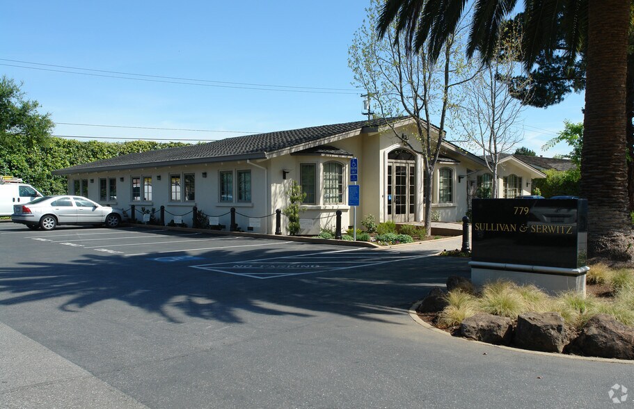 779 Altos Oaks Dr, Los Altos, CA à vendre - Photo du bâtiment - Image 2 de 4