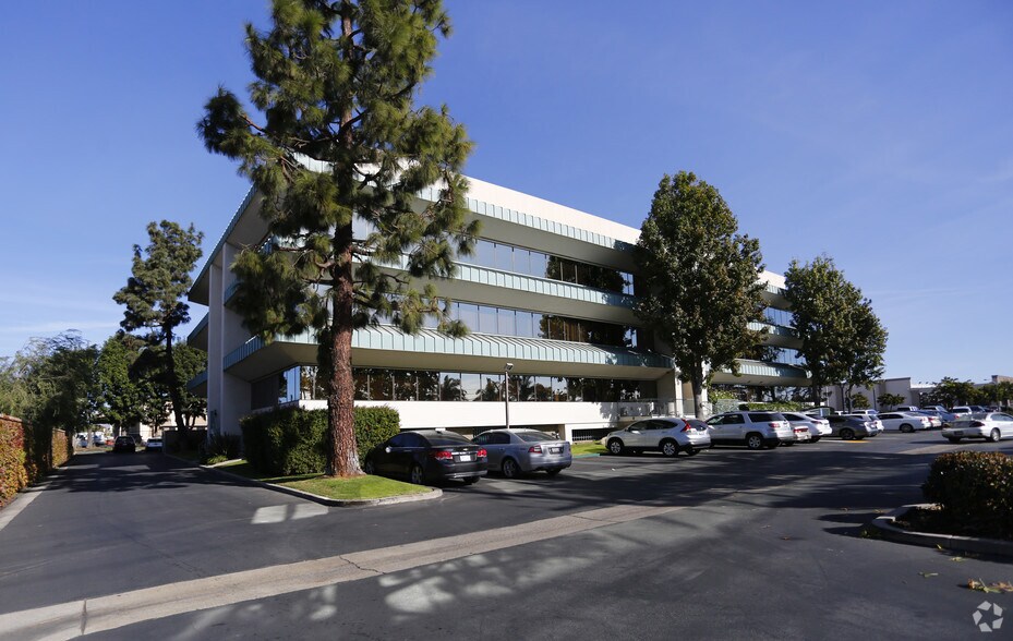 451 W Gonzales Rd, Oxnard, CA à louer - Photo du bâtiment - Image 1 de 3