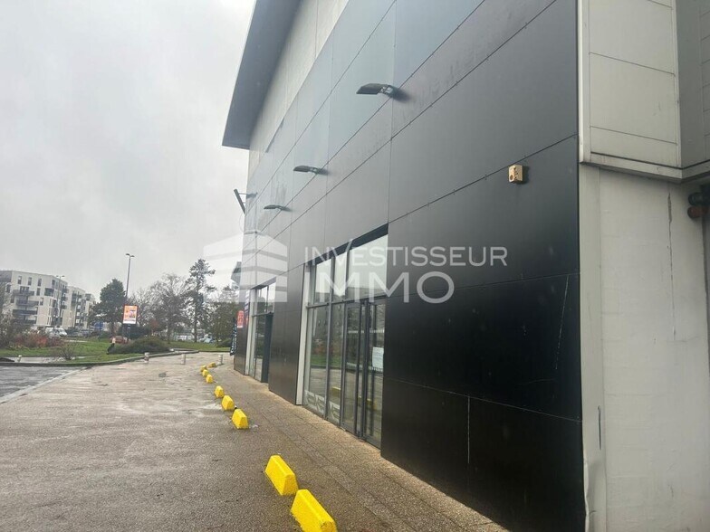 Retail in Les Ulis for lease - Building Photo - Image 2 of 10