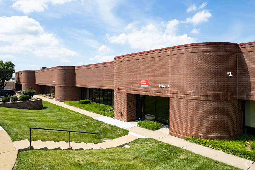 11600-11612 Lilburn Park Rd, Maryland Heights, MO for lease - Building Photo - Image 1 of 6