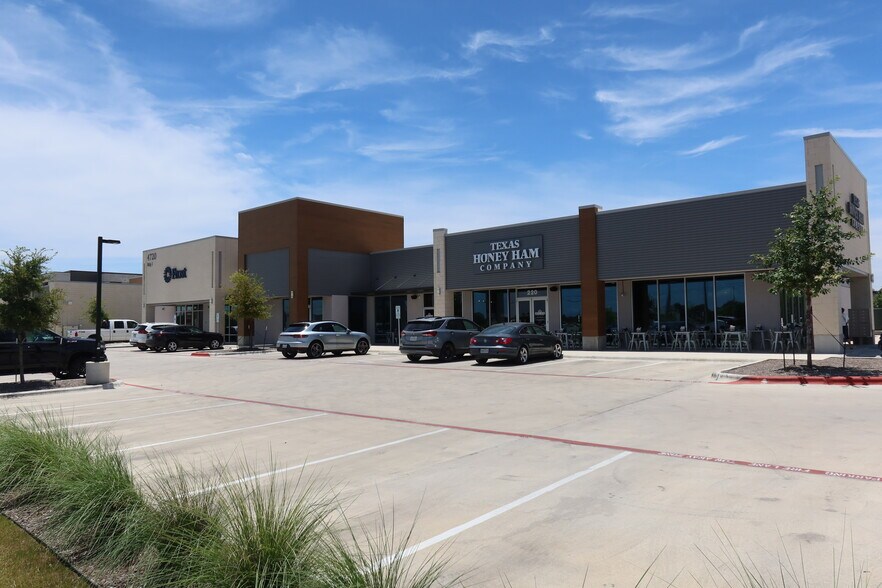 4720 Williams Dr, Georgetown, TX à louer - Photo du bâtiment - Image 3 de 6