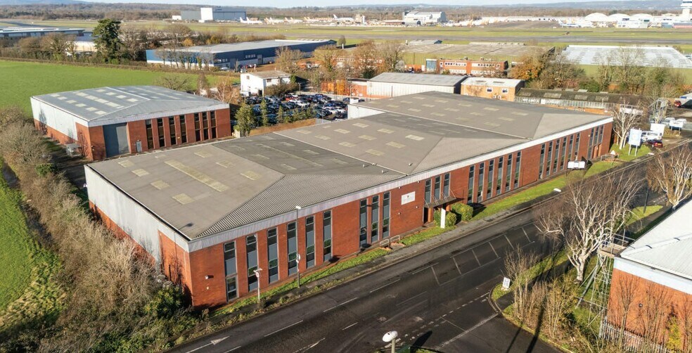 Old Brighton Rd, Lowfield Heath à louer - Photo du bâtiment - Image 3 de 7