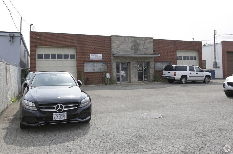 11 Sarah Dr, Farmingdale, NY à louer - Photo du bâtiment - Image 3 de 5