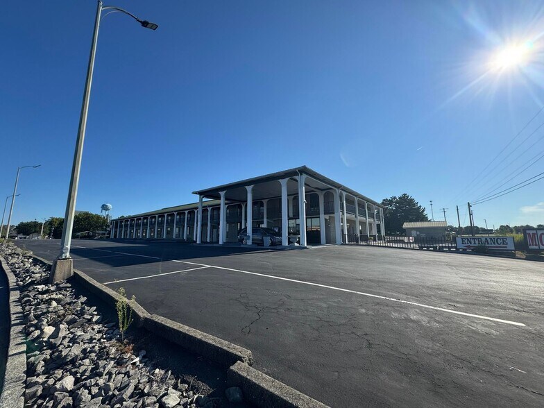 990 Maple St, Russell Springs, KY à vendre - Photo du bâtiment - Image 2 de 29