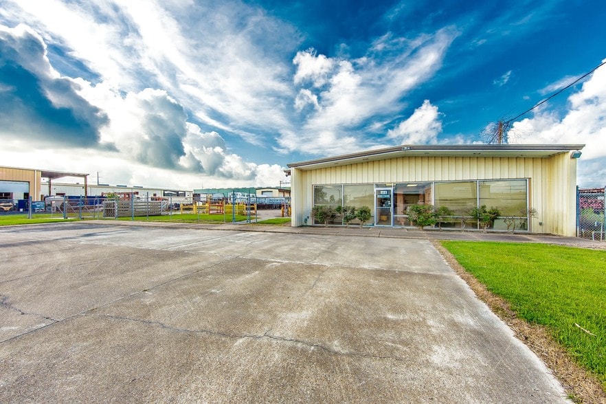 111 Dickson Rd, Houma, LA for lease - Primary Photo - Image 1 of 4