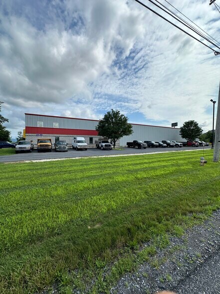1521 E Commerce Ave, Carlisle, PA à louer - Photo du bâtiment - Image 1 de 8