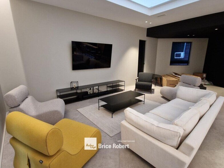 15 Chemin Du Bois Rond, Saint-Bonnet-de-Mure for sale - Interior Photo - Image 3 of 7
