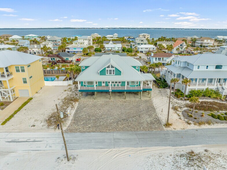 1311 Ariola Dr, Pensacola Beach, FL à vendre - Photo du bâtiment - Image 2 de 10