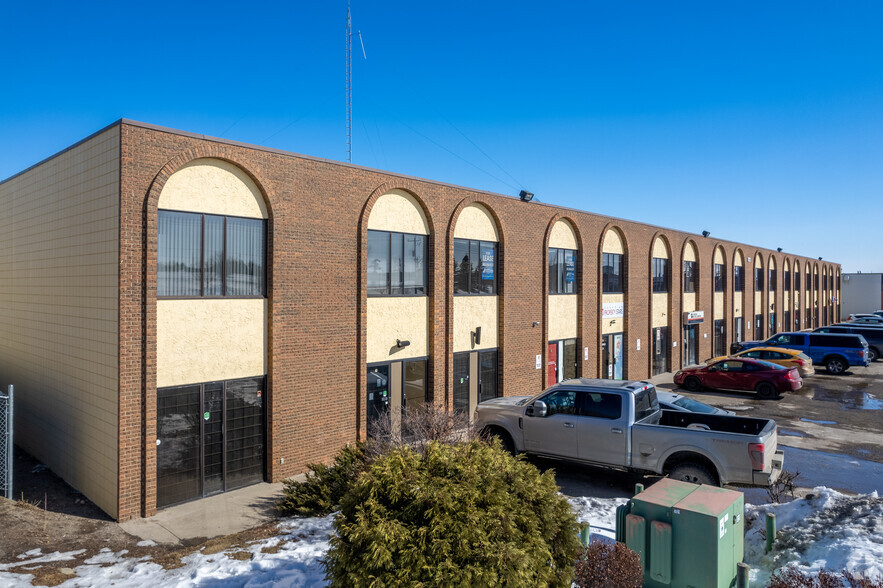 2016 25th Ave NE, Calgary, AB à vendre - Photo du bâtiment - Image 1 de 1