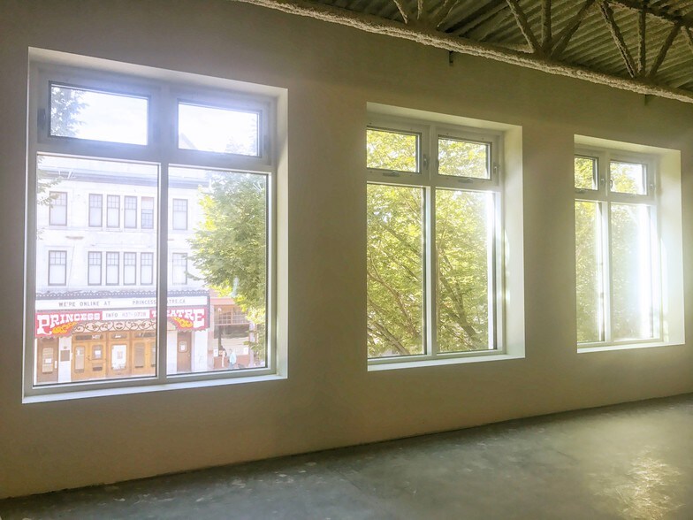 10336 82 Av NW, Edmonton, AB à louer - Photo intérieure - Image 2 de 10