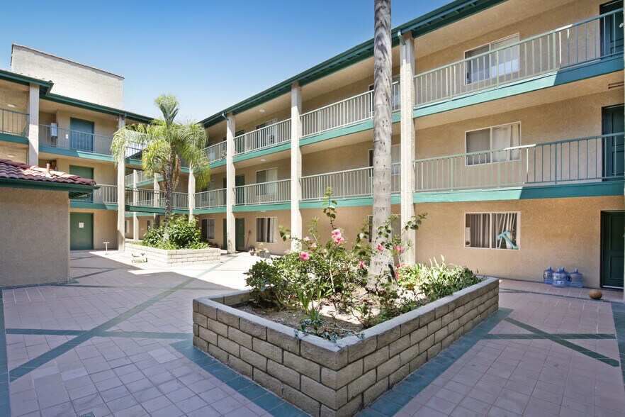 21501 S Vermont Ave, Torrance, CA à vendre - Photo du bâtiment - Image 3 de 4