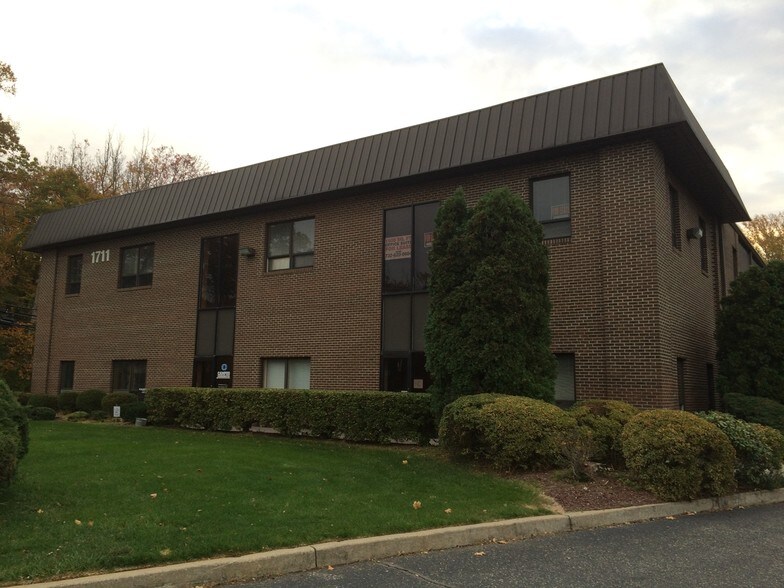 1711 Ginesi Dr, Freehold, NJ à louer - Photo du bâtiment - Image 1 de 7