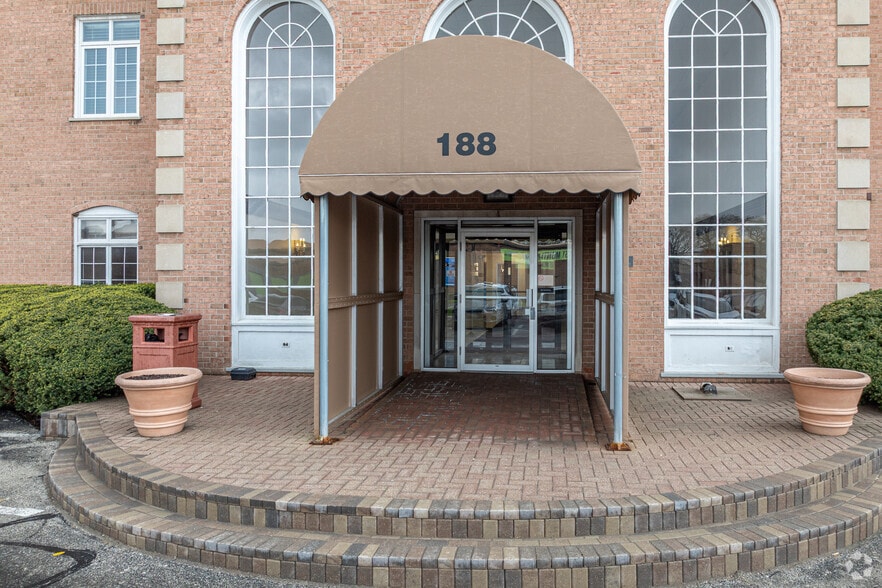 188 Industrial Dr, Elmhurst, IL for lease - Building Photo - Image 2 of 5