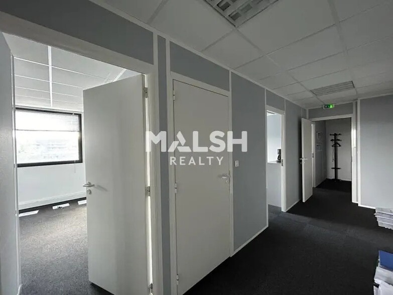 Office in Brignais for lease - Building Photo - Image 3 of 7